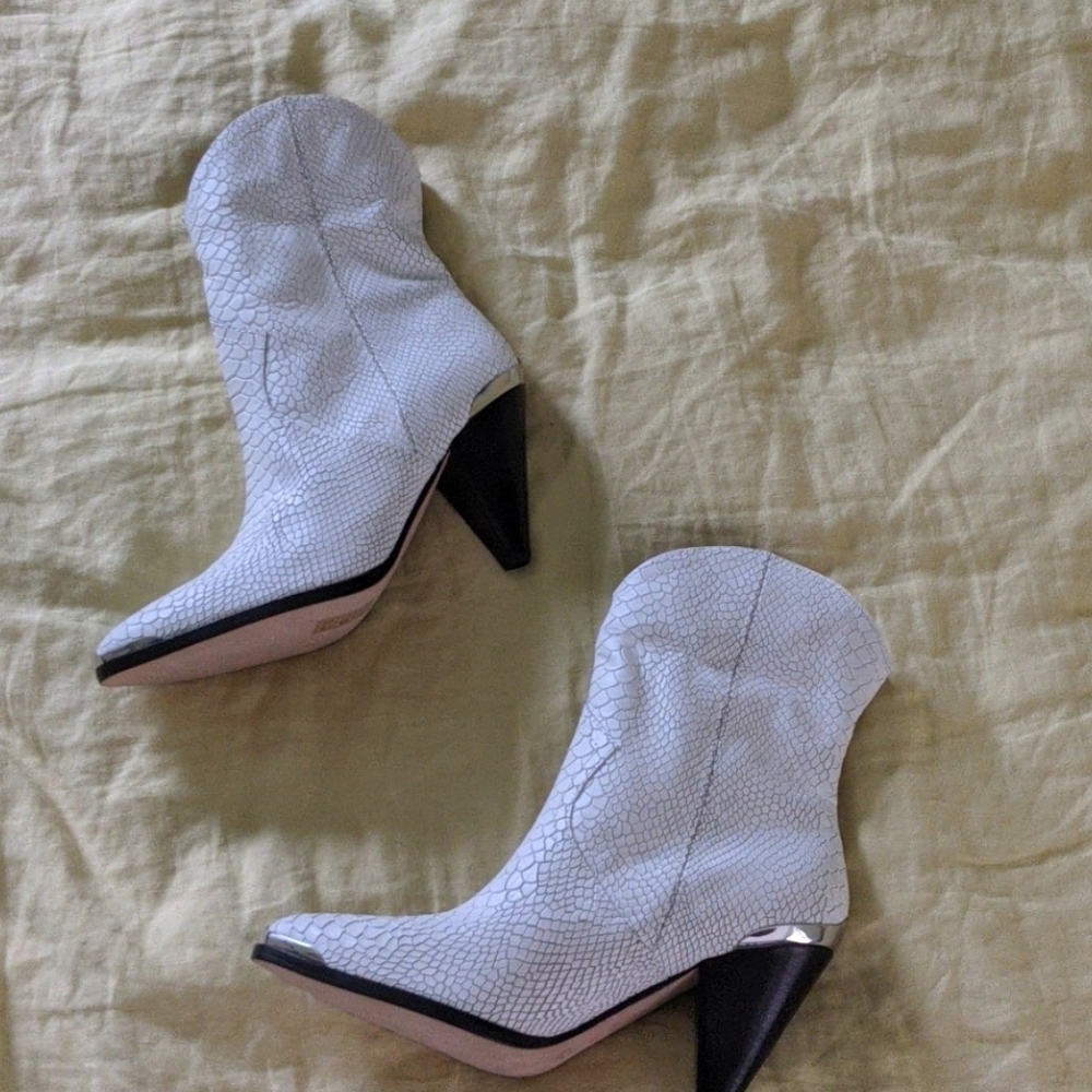 Joie Garner white snake boots sz36.5
